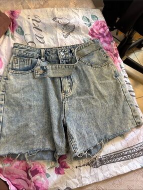 SHEIN Light Blue Washed Denim Frayed Hem Shorts